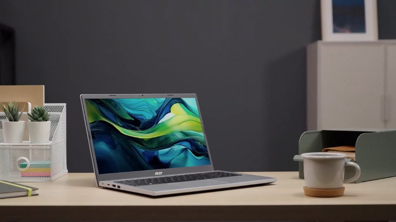 Acer Aspire Go 15 laptop na radnom stolu