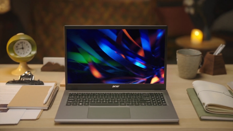 Acer Extensa 15 EX215-33 laptop na radnom stolu