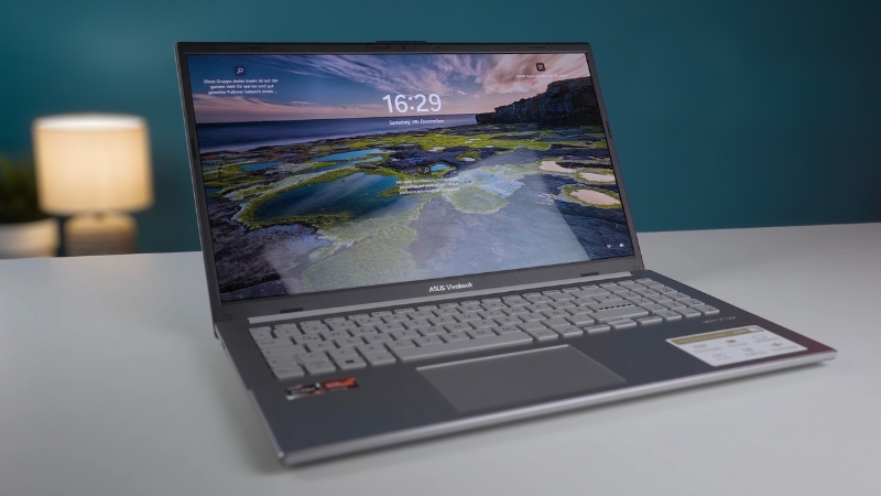 Asus Vivobook Go 15 E1504FA laptop na stolu