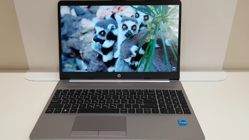 HP 250 G9 laptop na stolu